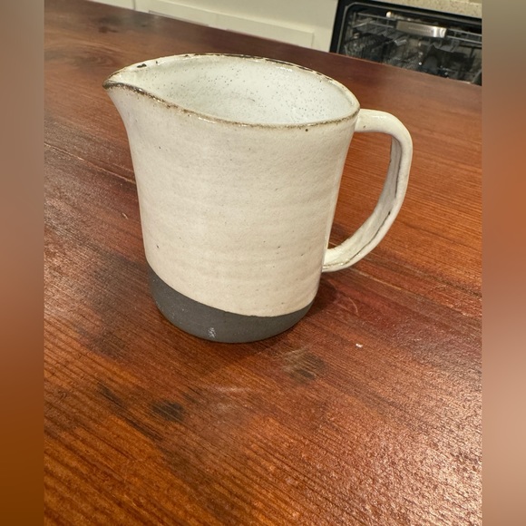 Handmade ceramic mug with pour spout - Picture 1 of 6